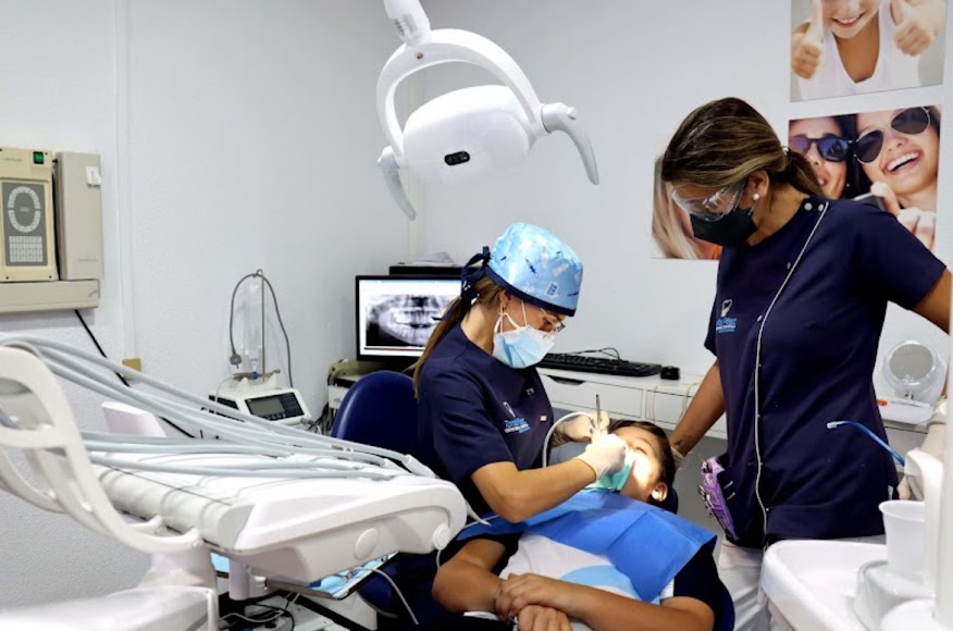 Equipo profesional de Centro Dental Jesús y María atendiendo pacientes
